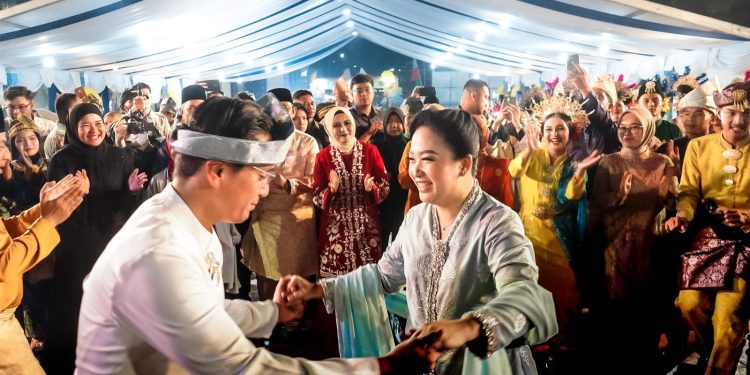 Tutup Gemes VIII, Wali Kota Rico Tari Melayu Bersama Seluruh Pengisi Acara dan Pengunjung