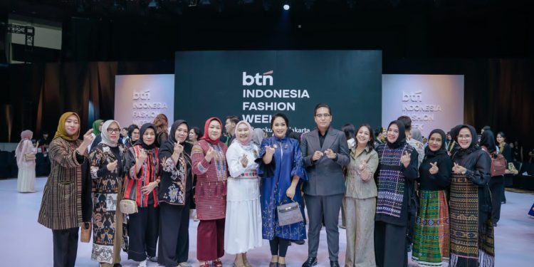 Bersama Desainer Medan, Wali Kota Rico dan Ketua TP PKK Hadiri IFW 2025