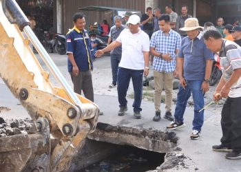 Bupati Dairi Pimpin Gotong Royong Pembersihan Drainase