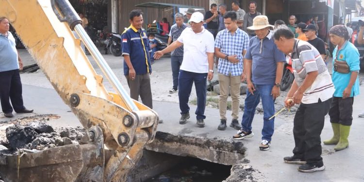 Bupati Dairi Pimpin Gotong Royong Pembersihan Drainase
