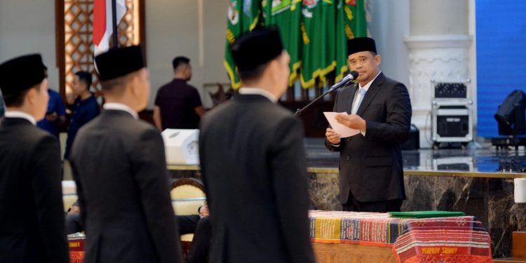 Lantik 60 Pejabat Administrator dan Pengawas, Gubernur Bobby Minta Empat Hal