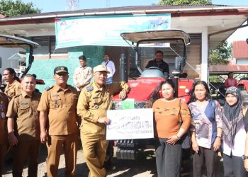 Bupati Dairi Serahkan 13 Traktor untuk Petani