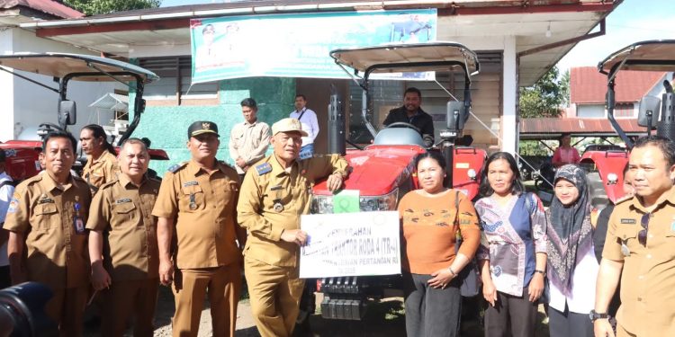 Bupati Dairi Serahkan 13 Traktor untuk Petani