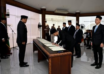 Gubernur Bobby Lantik Direksi dan Komisaris Dua BUMD, Minta Segera Buat Rencana Strategis Bisnis Tingkatkan PAD