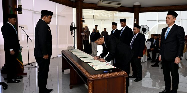 Gubernur Bobby Lantik Direksi dan Komisaris Dua BUMD, Minta Segera Buat Rencana Strategis Bisnis Tingkatkan PAD