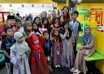 Kahiyang Ayu Traktir Anak-anak Yatim Berbelanja Baju hingga Sepatu Baru