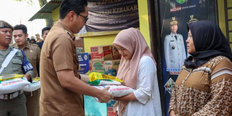 Kunjungi Korban Kebakaran di Kelurahan Kesawan, Rico Waas Salurkan Bantuan Logistik