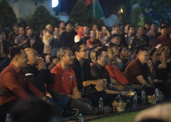 Respect untuk Timnas Indonesia, Rico Waas Duduk Lesehan Bersama Ribuan Warga Nobar Final Piala AFF U-23