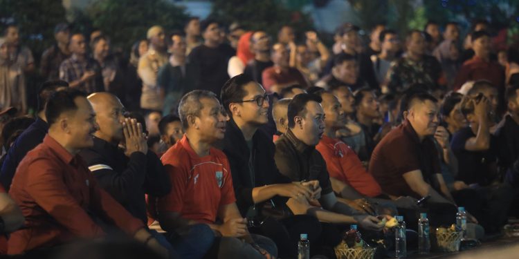 Respect untuk Timnas Indonesia, Rico Waas Duduk Lesehan Bersama Ribuan Warga Nobar Final Piala AFF U-23