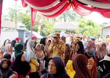 Bupati Langkat Salurkan 139 Ton Beras dan 180 Seragam Sekolah di Secanggang