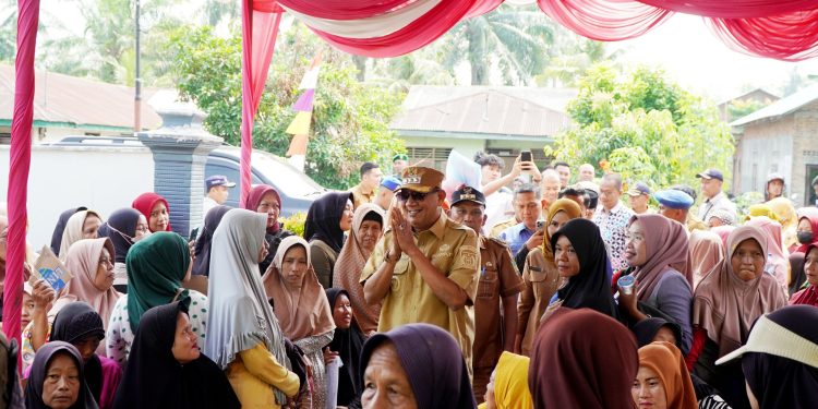 Bupati Langkat Salurkan 139 Ton Beras dan 180 Seragam Sekolah di Secanggang