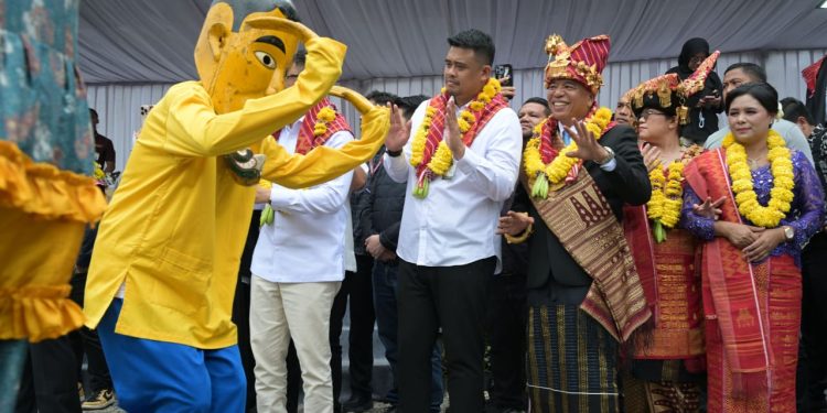 Buka Festival Pesta Bunga dan Buah Kabupaten Karo, Gubernur Bobby Disambut Meriah
