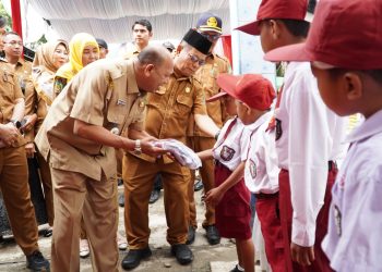 Bupati Langkat Serahkan Bantuan 1.020 Seragam Sekolah Dasar