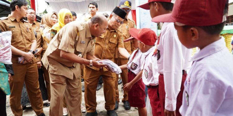 Bupati Langkat Serahkan Bantuan 1.020 Seragam Sekolah Dasar