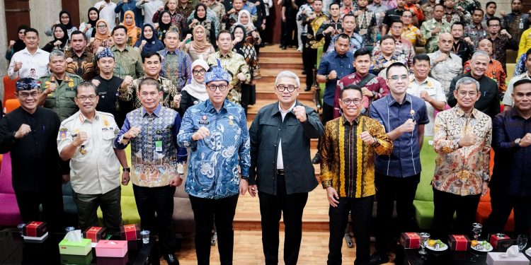 Praktik Bersama Perangkat Daerah dan Camat, Wali Kota Medan Rico Waas Bangun Sinergi dengan Pemko Bandung