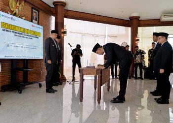 Gubernur Bobby Lantik Dewas PD AIJ dan Dua Direksi Perumda Tirtanadi, Tekankan Pelayanan Masyarakat hingga Investor