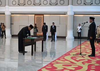 Gubernur Bobby Lantik Lima Pejabat Eselon II