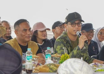 Warga Sampaikan Terima Kasih pada Rico Waas atas Program Tebus Ijazah