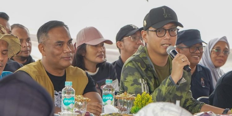 Warga Sampaikan Terima Kasih pada Rico Waas atas Program Tebus Ijazah