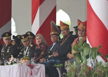 HUT ke-80 Kemerdekaan RI, Gubernur, Wagub, dan Sekdaprov Sumut Kompak Pakai Baju Adat