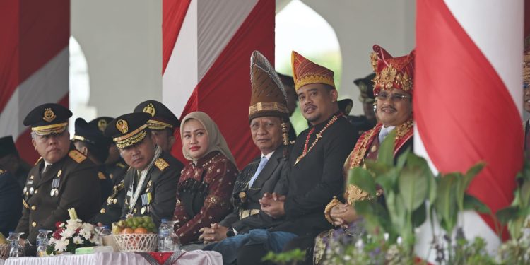HUT ke-80 Kemerdekaan RI, Gubernur, Wagub, dan Sekdaprov Sumut Kompak Pakai Baju Adat