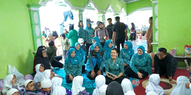 Endang Kurniasih Dampingi Kahiyang Ayu Tinjau Posyandu dan Salurkan Bantuan di Langkat