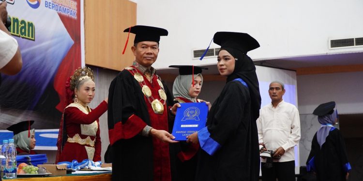 Syah Afandin Harapkan Lulusan Akbid Langkat Jadi Bidan Berakhlak