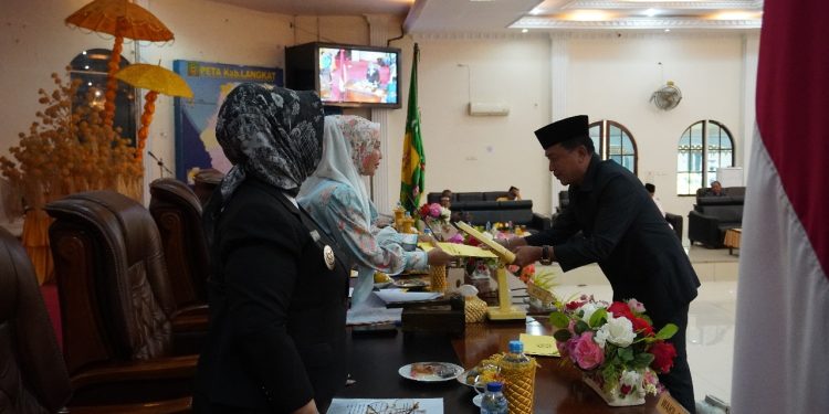 DPRD Langkat Tetapkan Ranperda Penyertaan Modal Masuk Propemperda 2025