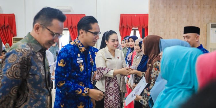 Serahkan Sertifikat Halal bagi Pelaku Usaha, Rico Waas Berharap Labelisasi Halal jadi Tren untuk UMKM Naik Kelas
