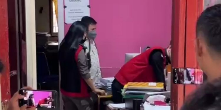 Penyidik Kejari Geledah Kantor Disdik Langkat