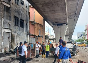 Kawasan Kumuh Sepanjang Rel Kereta Api di Kelurahan Sei Rengas I Ditertibkan