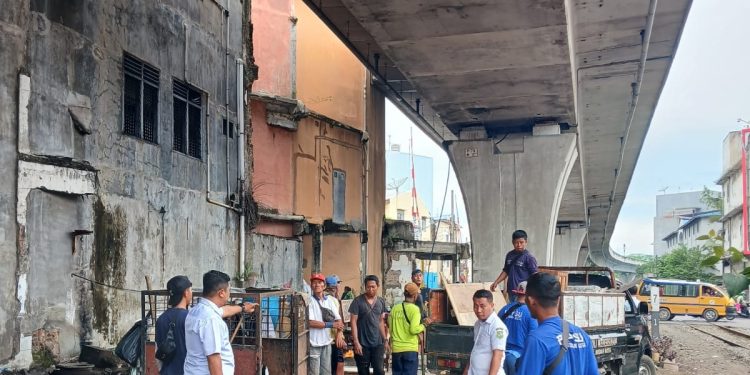 Kawasan Kumuh Sepanjang Rel Kereta Api di Kelurahan Sei Rengas I Ditertibkan