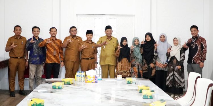 Syah Afandin Lepas Putri Langkat Wakili Sumut di MTQ Mahasiswa Nasional