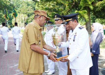 Syah Afandin Serahkan Penghargaan Kecamatan dan Kelurahan Terbaik 2025