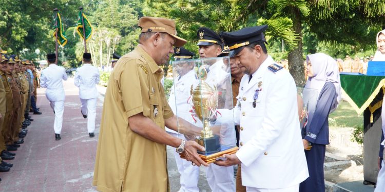 Syah Afandin Serahkan Penghargaan Kecamatan dan Kelurahan Terbaik 2025