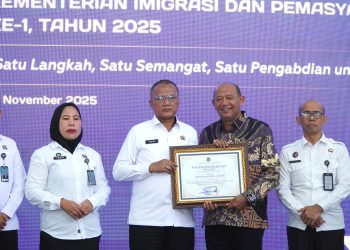 Syah Afandin Terima Penghargaan Hari Bhakti Kemen Imigrasi dan Kemasyarakatan