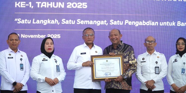 Syah Afandin Terima Penghargaan Hari Bhakti Kemen Imigrasi dan Kemasyarakatan