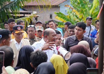 Bupati Langkat Serahkan Bantuan Korban Banjir Terisolir di Tanjung Pura