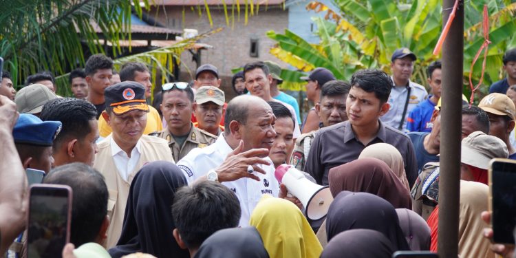 Bupati Langkat Serahkan Bantuan Korban Banjir Terisolir di Tanjung Pura