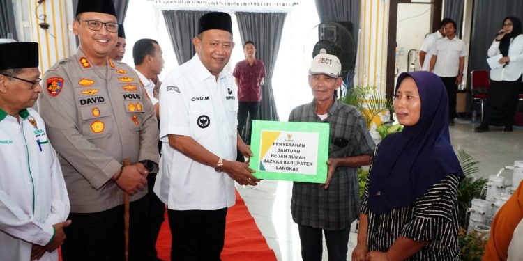Bupati Langkat Salurkan Bantuan Siswa Terdampak Banjir dan ZIS Baznas