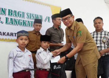 Bantuan Pendidikan Disalurkan ke Siswa Terdampak Banjir Teluk Aru