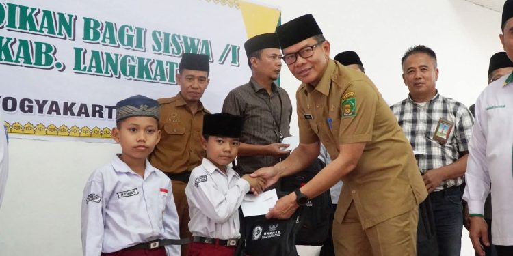 Bantuan Pendidikan Disalurkan ke Siswa Terdampak Banjir Teluk Aru