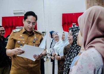 Perluas Pasar, Wali Kota Rico Serahkan Sertifikasi Halal pada 100 UMKM