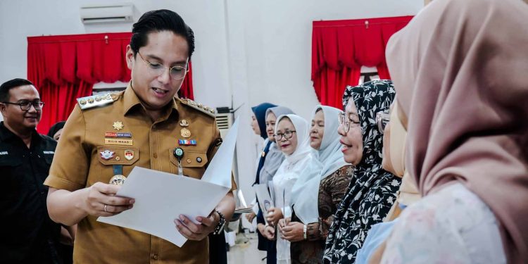 Perluas Pasar, Wali Kota Rico Serahkan Sertifikasi Halal pada 100 UMKM