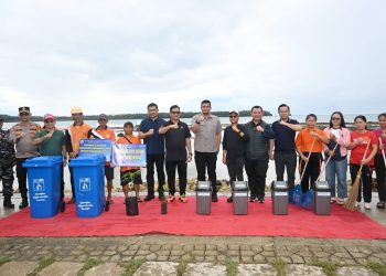 Pimpin Gerakan ASRI di Sorake, Gubernur Bobby Tekankan agar Kegiatan Dilakukan Rutin