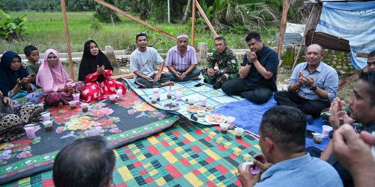 Gubernur Bobby Buka Puasa Perdana Ramadhan Bersama Warga di Hunian Korban Banjir Sorkam