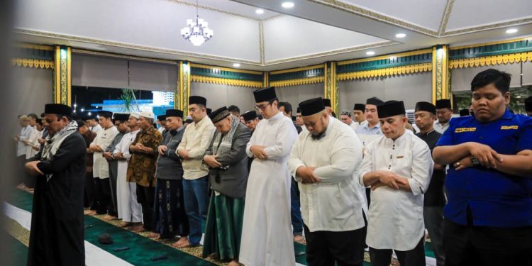 Wali Kota Rico Perkuat Ukhuwah Lewat Tarawih Bersama Warga Medan Selayang