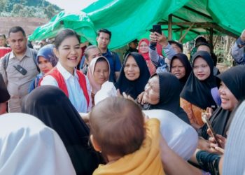 Kahiyang Ayu Dampingi SERUNI Salurkan Bantuan untuk Korban Bencana di Tapsel