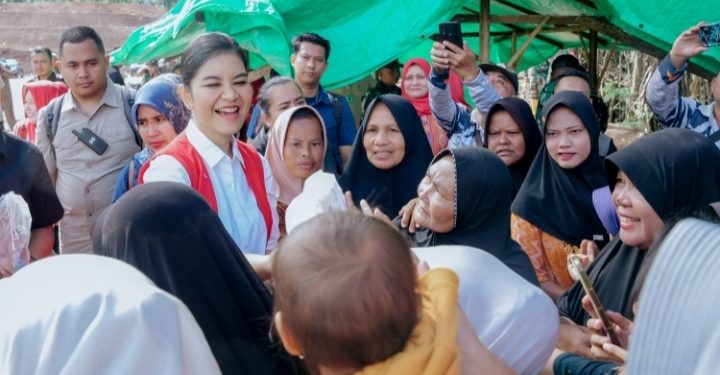 Kahiyang Ayu Dampingi SERUNI Salurkan Bantuan untuk Korban Bencana di Tapsel