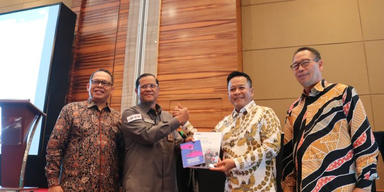 KPK Serahkan Buku Pendidikan Antikorupsi kepada MRPTNI dalam Forum SNPMB 2026
